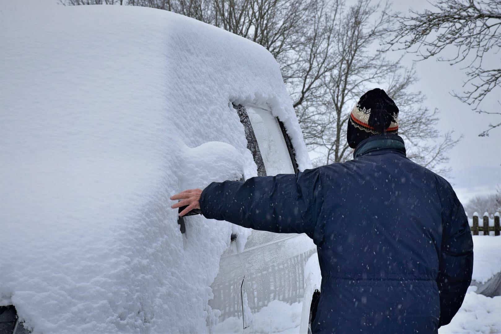 Im Winter: Das sollten Fahrer immer im Auto haben - Region & Land