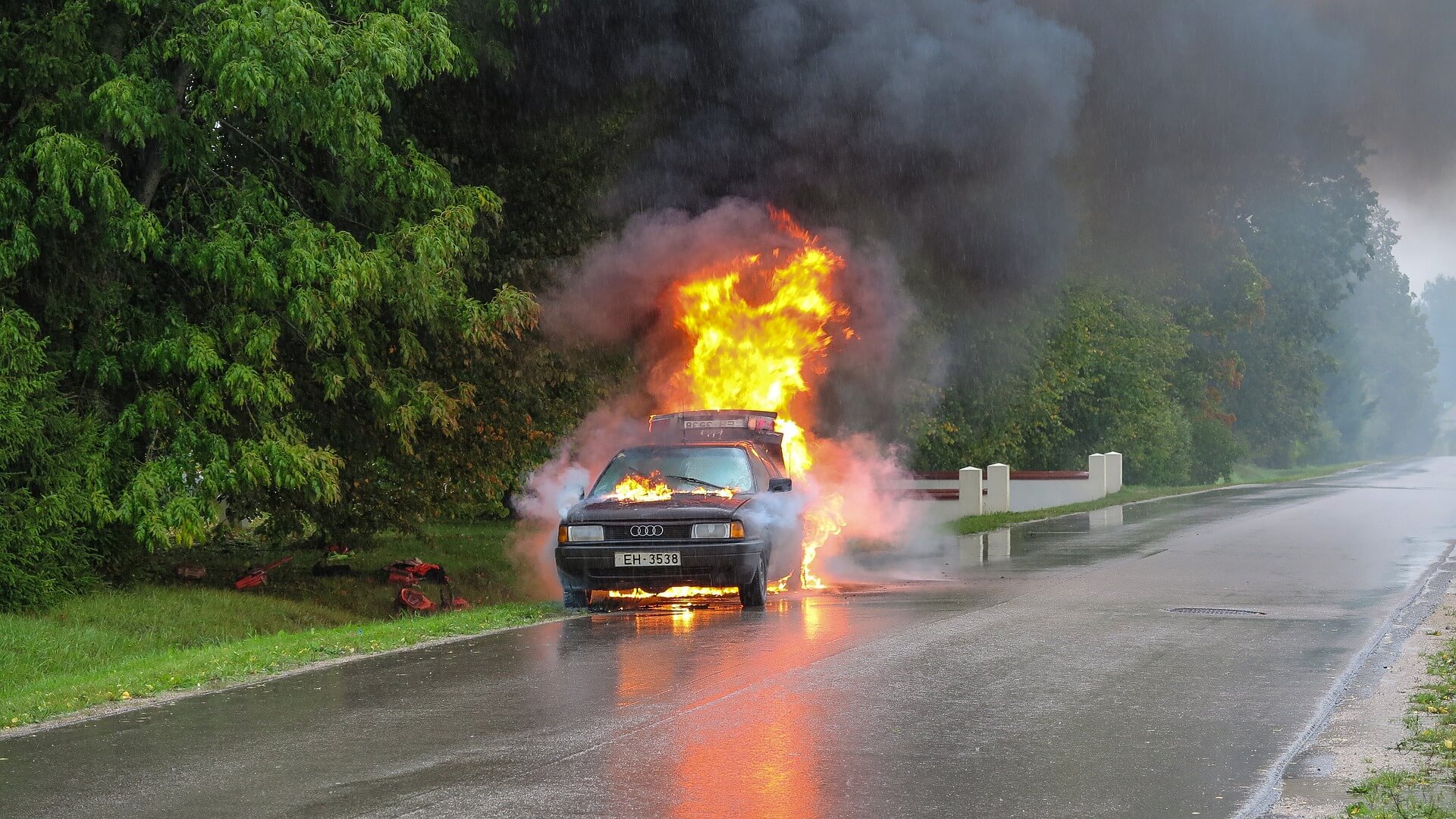 Symbolbild Autounfall mit Brand