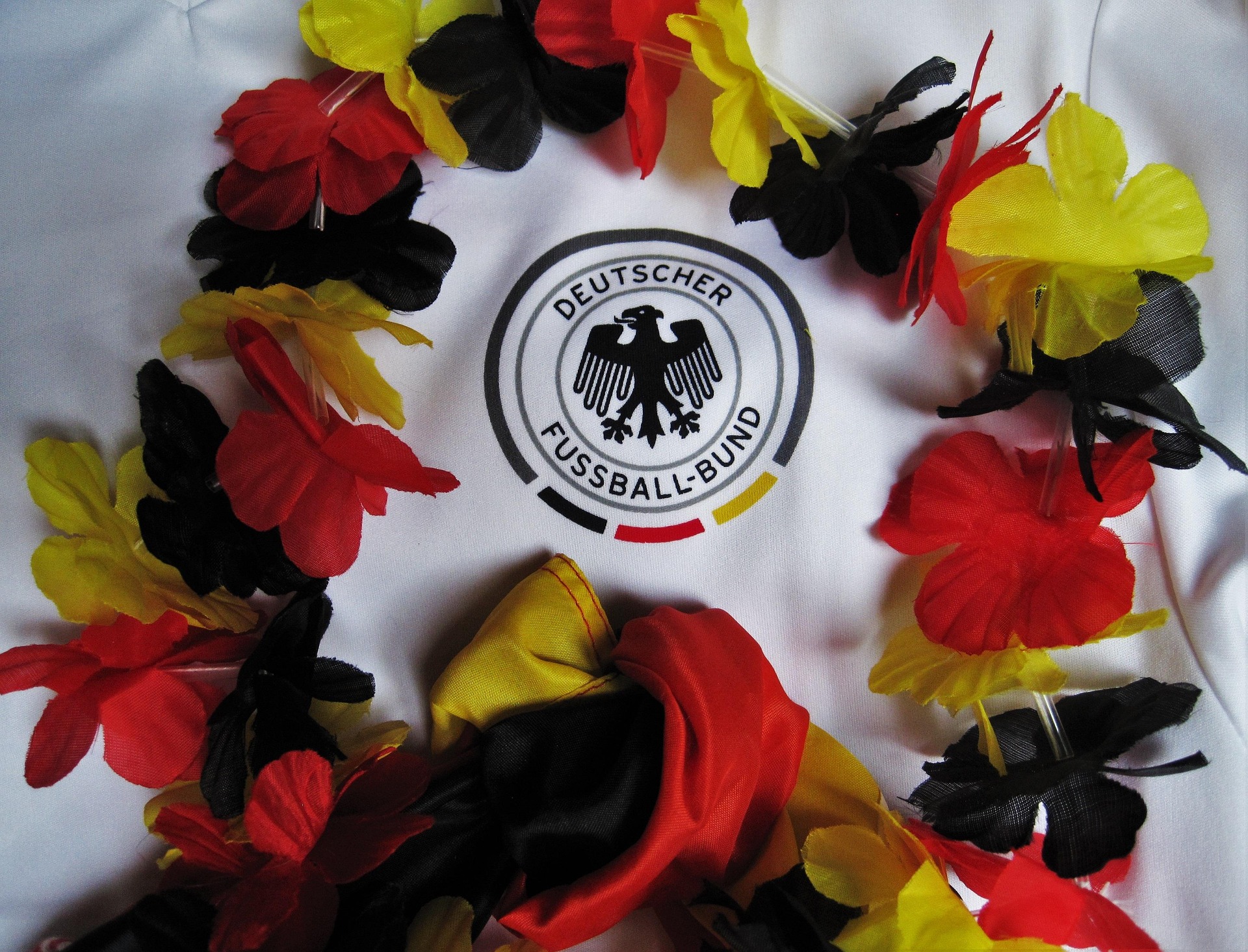 Deutschland-Deko auf weißem Fußball-Trikot
