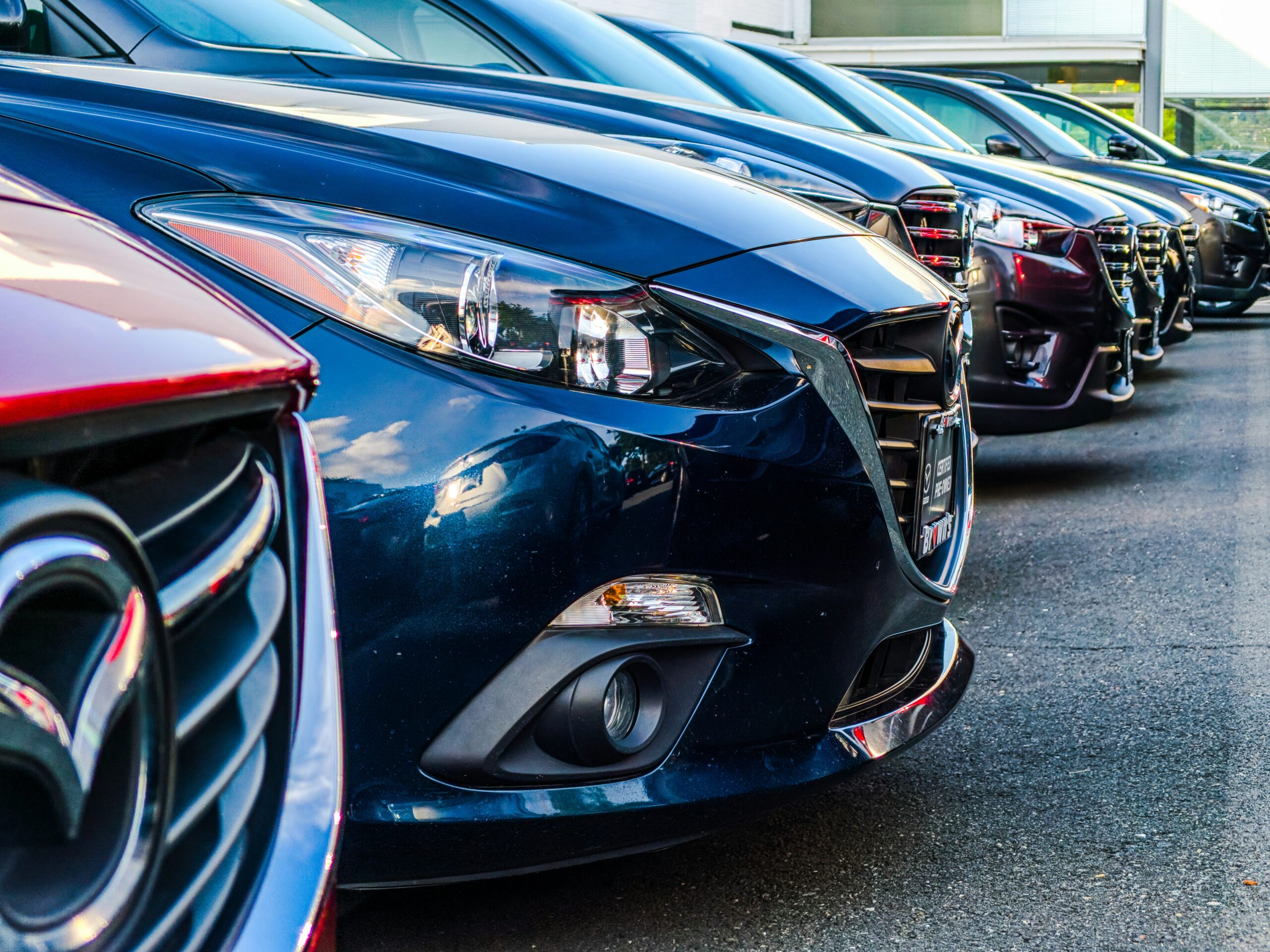 gebrauchte Autos auf Parkplatz